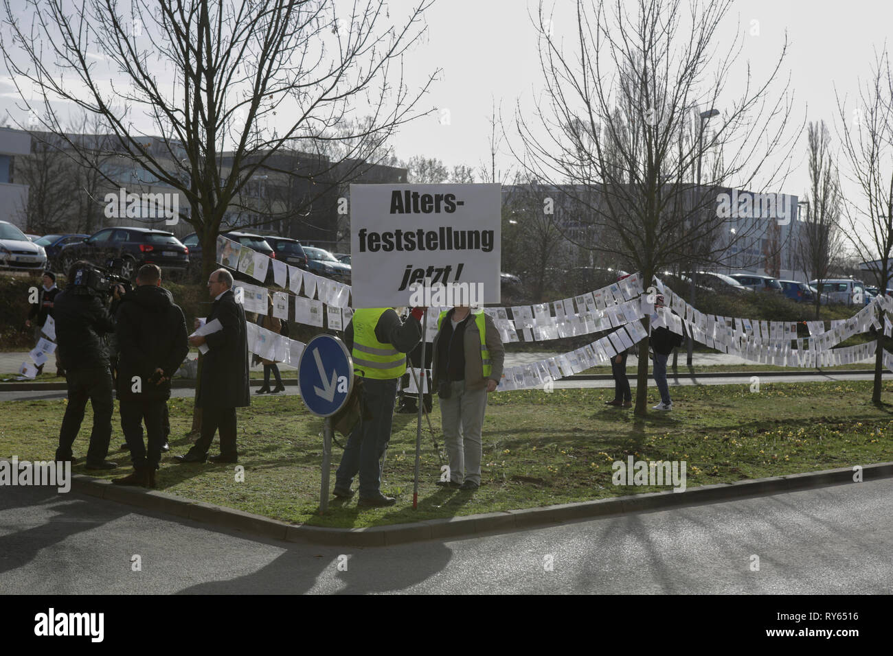 Wiesbaden, Germania. Xii Marzo 2019. Un manifestante sorregge un cartello che recita "Determinazione dell'età ora' (per presunte i bambini rifugiati). La causa in tribunale contro il governo iracheno richiedente asilo Ali B. Per l assassinio di Susanna F. da Mainz lo scorso anno è stato aperto a Wiesbaden. Varie aletta destra organizzazioni tenute una protesta al di fuori della Corte casa contro i rifugiati in Germania e per pene più severe per i rifugiati. Credito: Michael Debets/Alamy Live News Foto Stock