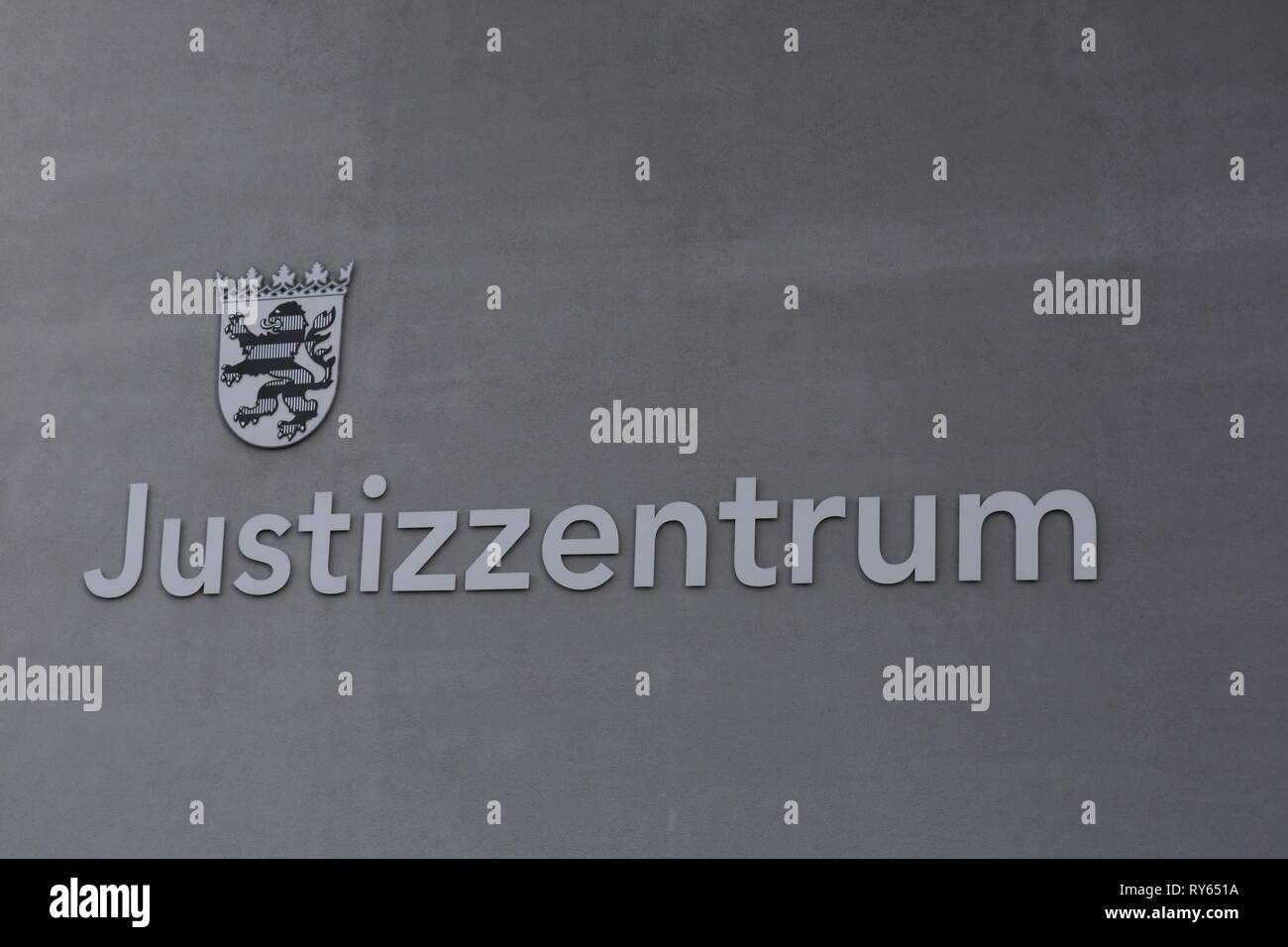 Wiesbaden, Germania. Xii Marzo 2019. Il caso è sentito nella zona centrale di Wiesbaden court house. La causa in tribunale contro il governo iracheno richiedente asilo Ali B. Per l assassinio di Susanna F. da Mainz lo scorso anno è stato aperto a Wiesbaden. Varie aletta destra organizzazioni tenute una protesta al di fuori della Corte casa contro i rifugiati in Germania e per pene più severe per i rifugiati. Credito: Michael Debets/Alamy Live News Foto Stock