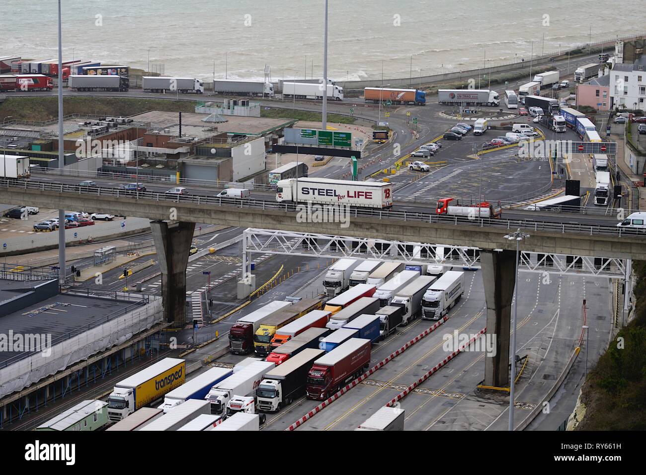 Dover, Kent, Regno Unito. Xii Mar, 2019. Regno Unito Meteo: accumulo di coda di camion a Dover sulla M20 avvicina il porto a causa delle condizioni atmosferiche da storm Gareth causare ritardi. Credito: Paolo Lawrenson 2019, Photo credit: Paolo Lawrenson/Alamy Live News Foto Stock