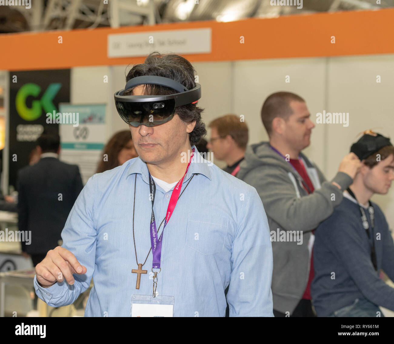 Londra, Regno Unito. Xii Marzo 2019. La realtà aumentata auricolare dal KitAR della la tecnologia indossabile spettacolo presso il Business Design Centre, il più grande evento dedicato per la tecnologia collegata, lo spettacolo presenta prodotti innovativi da start-up nonché prodotti dalle principali aziende di tecnologia e include i più recenti in realtà virtuale e la realtà aumentata i dispositivi e i software Credito: Ian Davidson/Alamy Live News Foto Stock