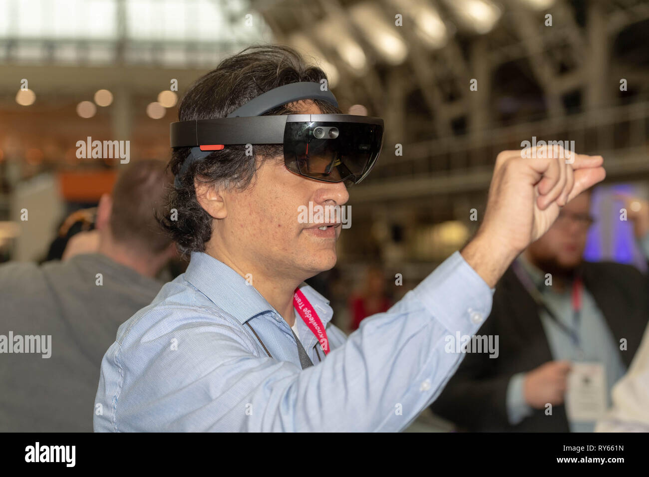 Londra, Regno Unito. Xii Marzo 2019. La realtà aumentata auricolare dal KitAR della al Wearable Technology Show al Business Design Centre, il più grande evento dedicato per la tecnologia collegata, lo spettacolo presenta prodotti innovativi da start-up nonché prodotti dalle principali aziende di tecnologia e include i più recenti in realtà virtuale e la realtà aumentata i dispositivi e i software Credito: Ian Davidson/Alamy Live News Foto Stock