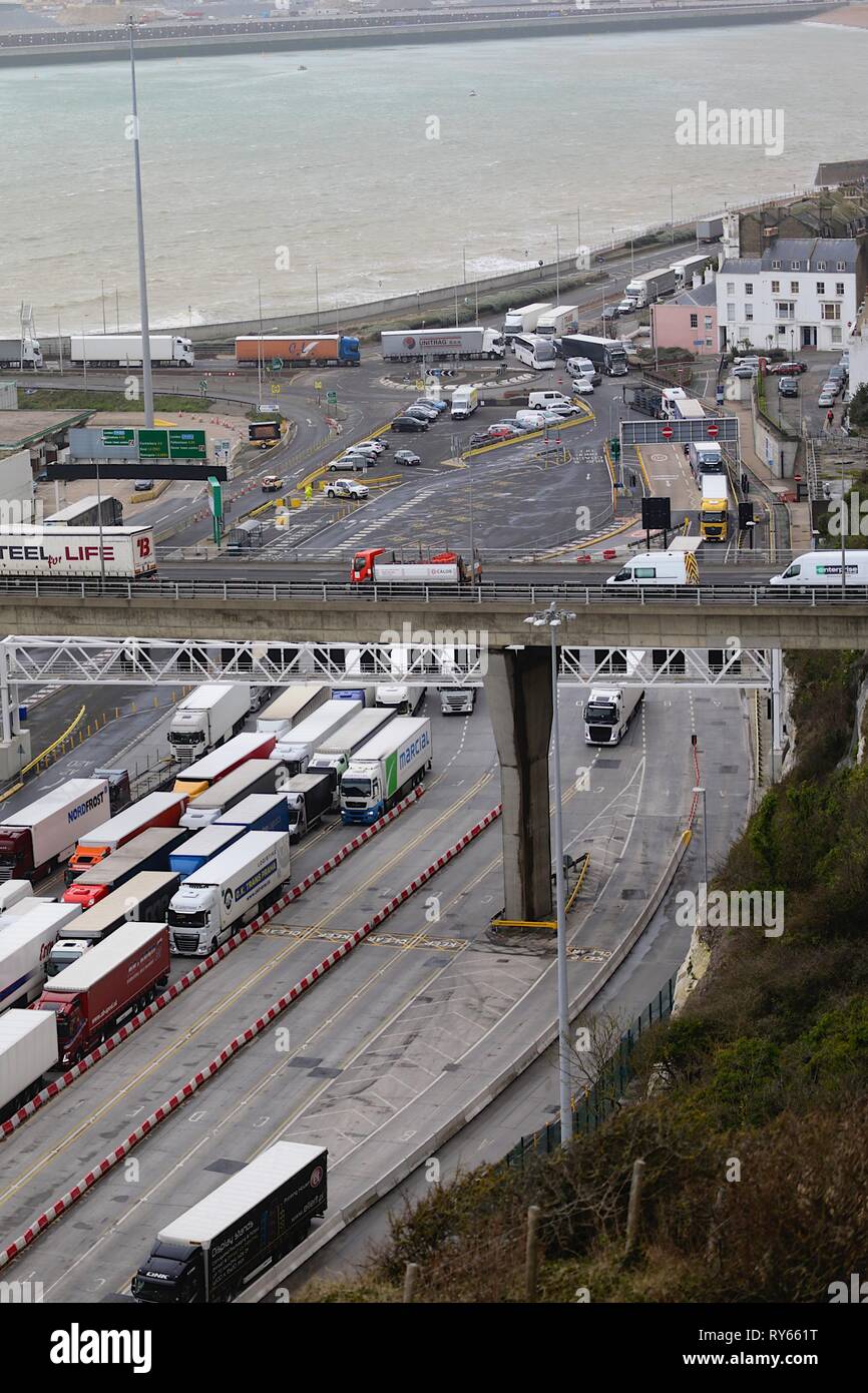 Dover, Kent, Regno Unito. Xii Mar, 2019. Regno Unito Meteo: accumulo di code di camion a Dover sulla M20 avvicina il porto a causa delle condizioni atmosferiche da storm Gareth causare ritardi. Credito: Paolo Lawrenson 2019, Photo credit: Paolo Lawrenson/Alamy Live News Foto Stock