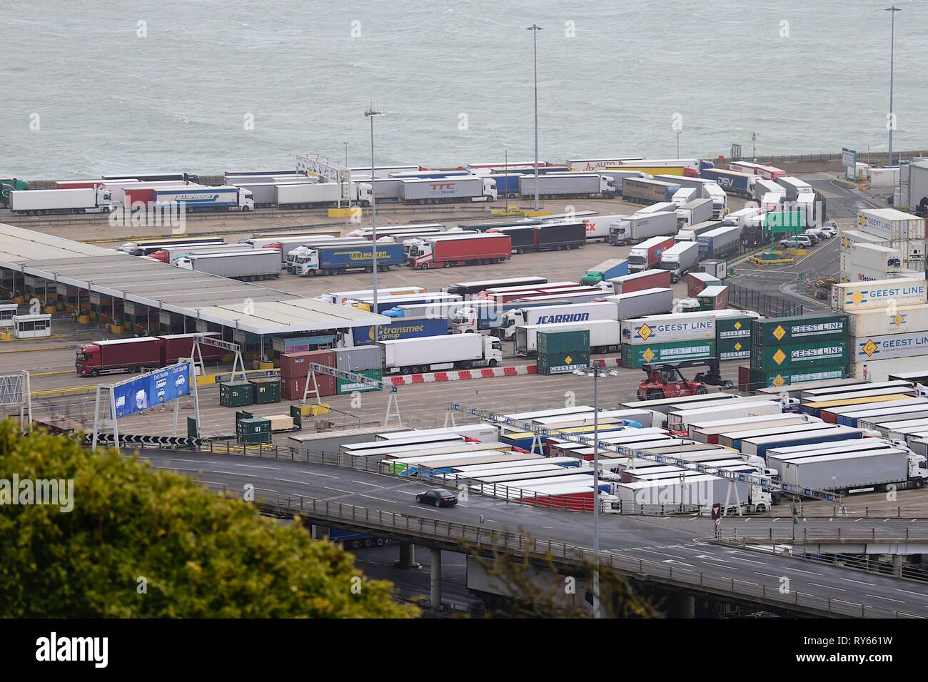 Dover, Kent, Regno Unito. Xii Mar, 2019. Regno Unito Meteo: accumulo di autocarri, code a Dover sulla M20 avvicina il porto a causa delle condizioni atmosferiche da storm Gareth causare ritardi. Credito: Paolo Lawrenson 2019, Photo credit: Paolo Lawrenson/Alamy Live News Foto Stock