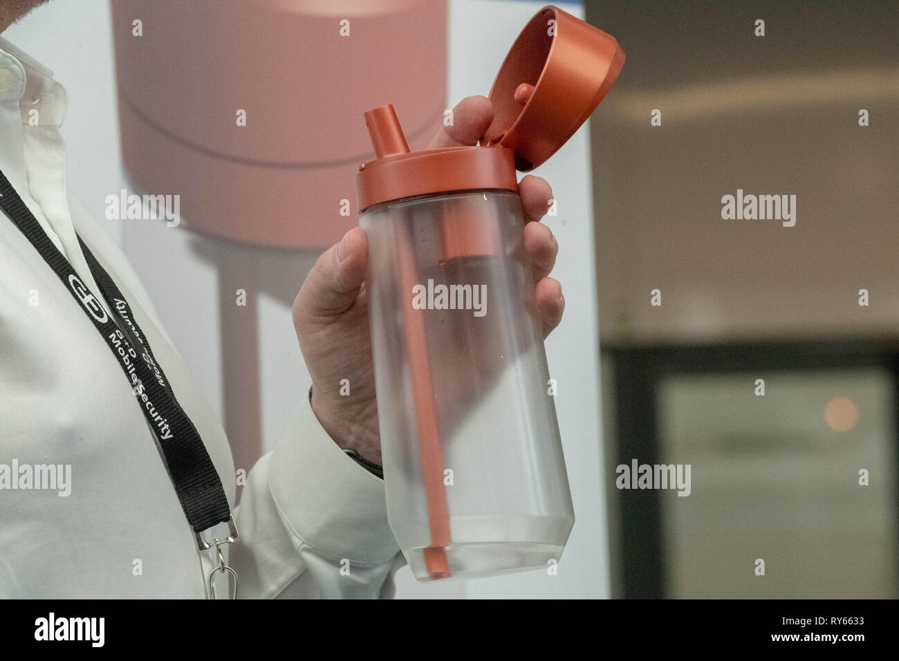 Londra, Regno Unito. Xii Marzo 2019. Mysmart bottiglia che le misure che gli utenti la idratazione Wearable Technology Show al Business Design Centre, il più grande evento dedicato per la tecnologia collegata, lo spettacolo presenta prodotti innovativi da start-up nonché prodotti dalle principali aziende di tecnologia e include i più recenti in realtà virtuale e la realtà aumentata i dispositivi e i software Credito: Ian Davidson/Alamy Live News Foto Stock