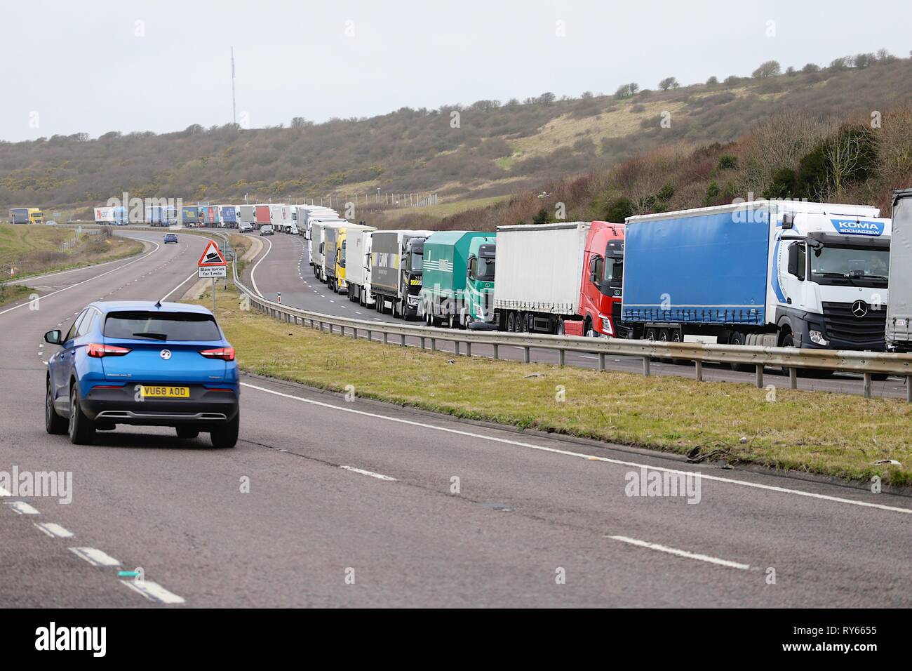 Dover, Kent, Regno Unito. Xii Mar, 2019. Regno Unito Meteo: accumulo di traffico autostradale come autocarri coda presso l'approccio a Dover sulla M20 avvicina il porto a causa delle condizioni atmosferiche da storm Gareth causare ritardi. Credito: Paolo Lawrenson 2019, Photo credit: Paolo Lawrenson/Alamy Live News Foto Stock