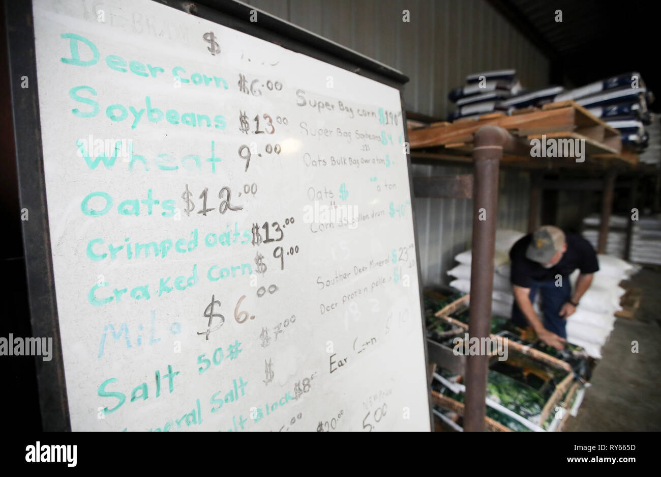 Baton Rouge, Stati Uniti d'America. 28 Feb, 2019. Il prezzo dei prodotti agricoli è mostrato su una scheda al magazzino di Ray Schexnayder's farm in West Baton Rouge Parish, Louisiana, Stati Uniti, 28 febbraio, 2019. Ray Schexnayder non è mai stato in Cina, ma la sua vita è stata per lungo tempo collegato con l'Oriente paese asiatico. Per andare con 'Funzione: 60-anno-vecchio contadino DEGLI STATI UNITI Cina-incentrato sul business ambizione" Credito: Wang Ying/Xinhua/Alamy Live News Foto Stock