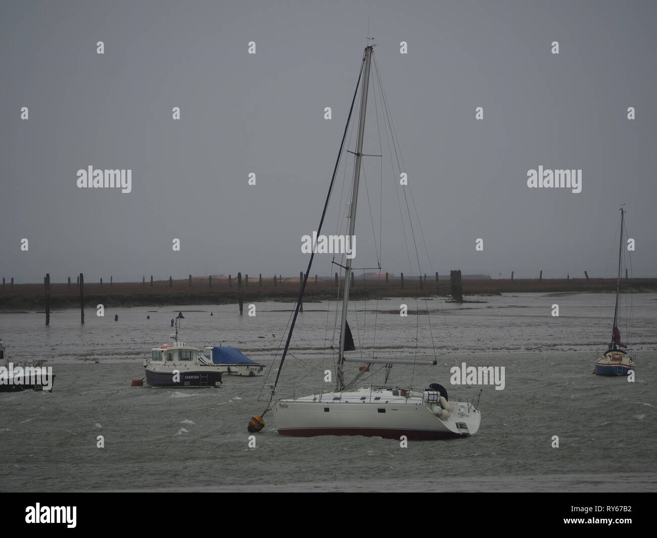 Queenborough, Kent, Regno Unito. Xii marzo, 2019. Regno Unito: Meteo Storm Gareth portato forti venti da sud e una banda di pesanti in Queenborough Harbour nel Kent a pranzo. Credito: James Bell/Alamy Live News Foto Stock