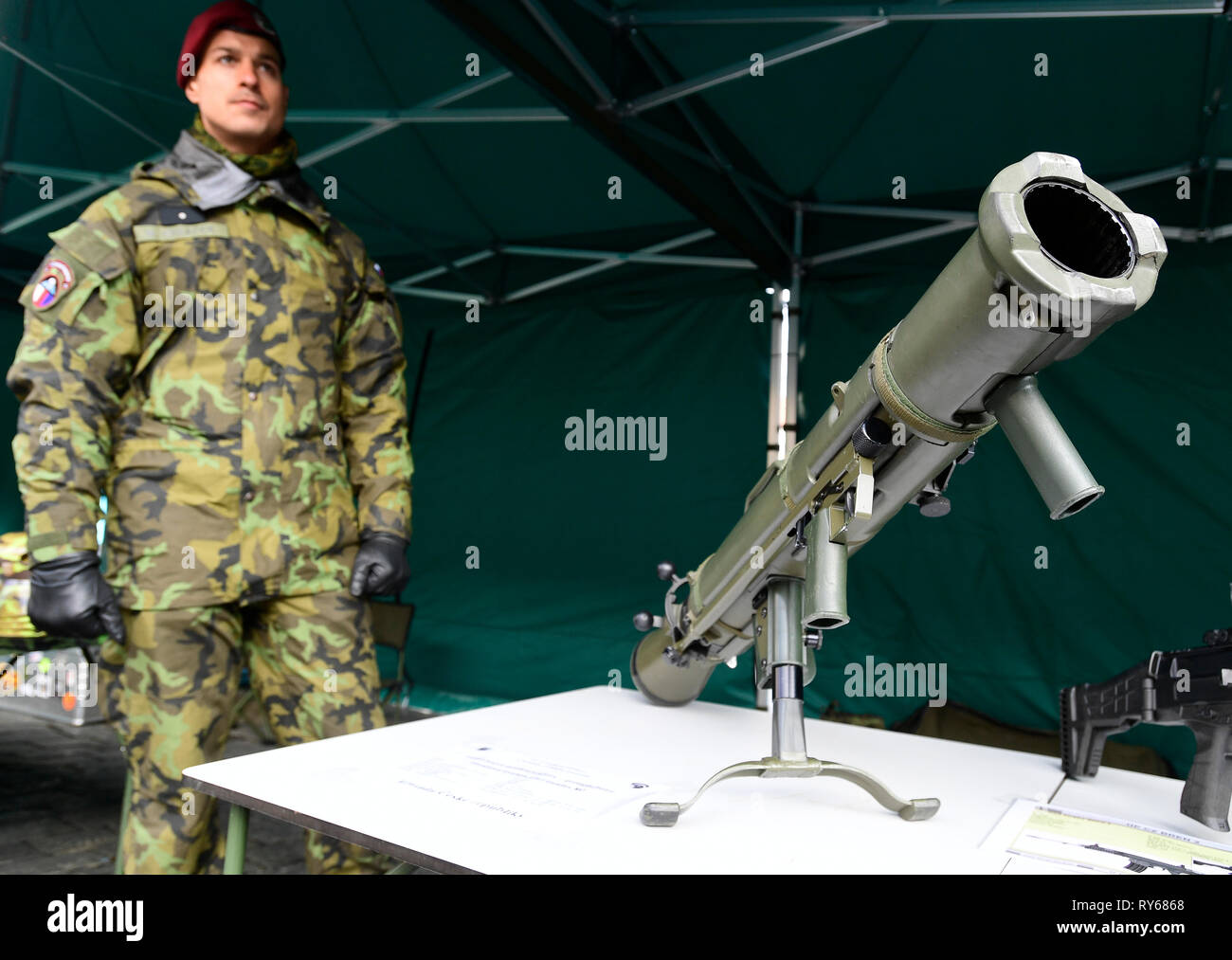 Praga, Repubblica Ceca. Xii Mar, 2019. Carl Gustaf M3 recoilless rifle, multi-ruolo recoilless arma, all esercito ceco evento di presentazione sul ventesimo anniversario della Repubblica ceca di aderire alla NATO ha avuto luogo a Hradcanske namesti, Praga, Repubblica Ceca, Martedì, Marzo 12, 2019. Credito: Roman Vondrous/CTK foto/Alamy Live News Foto Stock