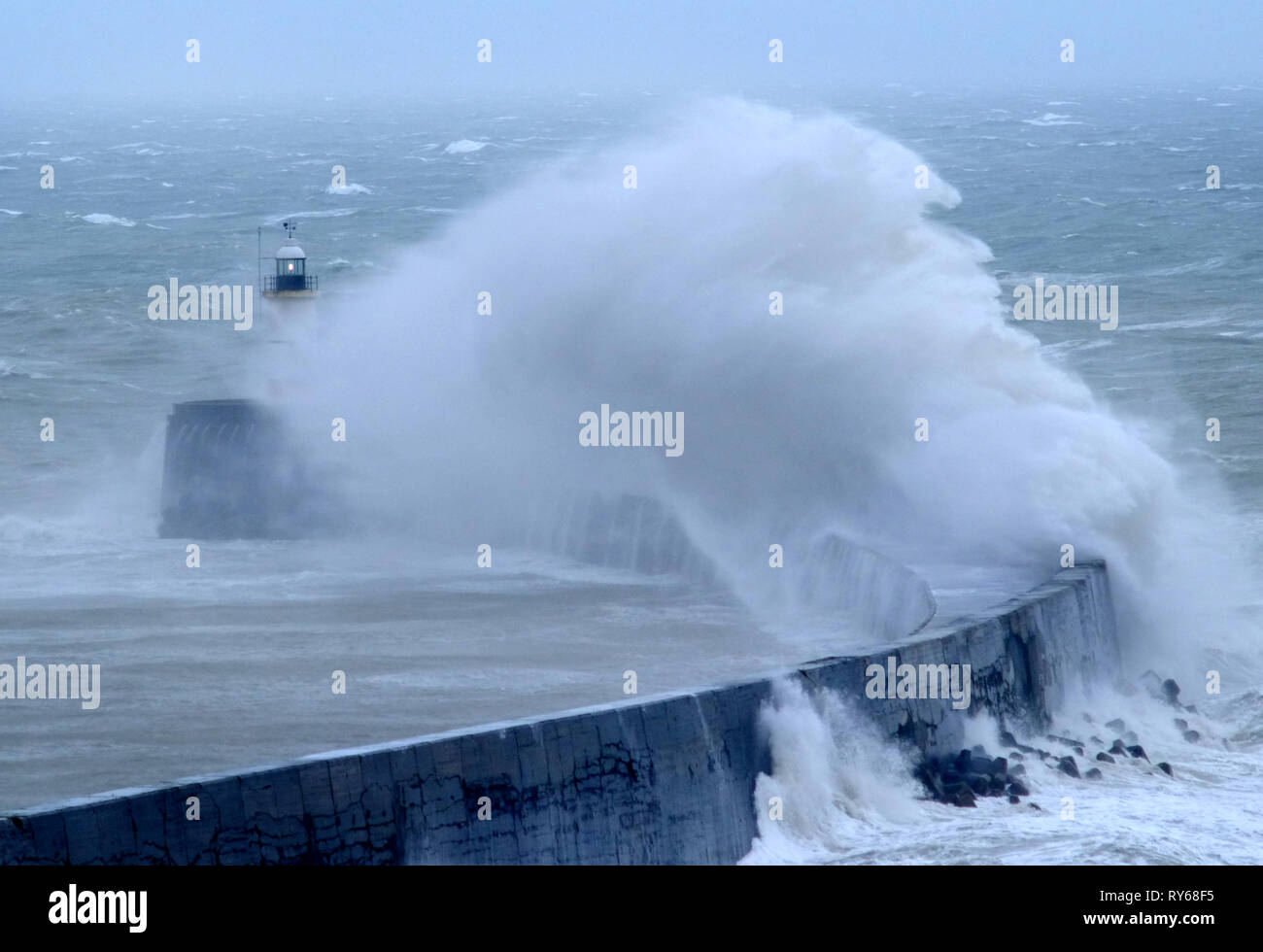 Newhaven, East Sussex, Regno Unito. Xii Mar, 2019. Onde gigantesche nano del faro di Newhaven Harbour, East Sussex, come tempesta Gareth porta wild previsioni per il Regno Unito. Credito: Peter Cripps/Alamy Live News Foto Stock