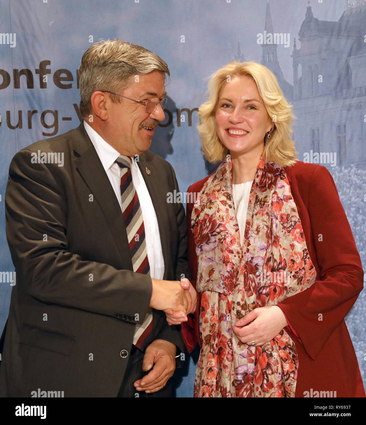 Schwerin, Germania. Xii Mar, 2019. Manuela Schwesig (SPD), il primo ministro del Land Meclemburgo-Pomerania occidentale, e Lorenz Caffier (CDU), vice primo ministro, agitare le mani dopo lo stato conferenza stampa sui risultati intermedi del rosso-nero governo dello stato. Credito: Bernd Wüstneck/dpa/Alamy Live News Foto Stock
