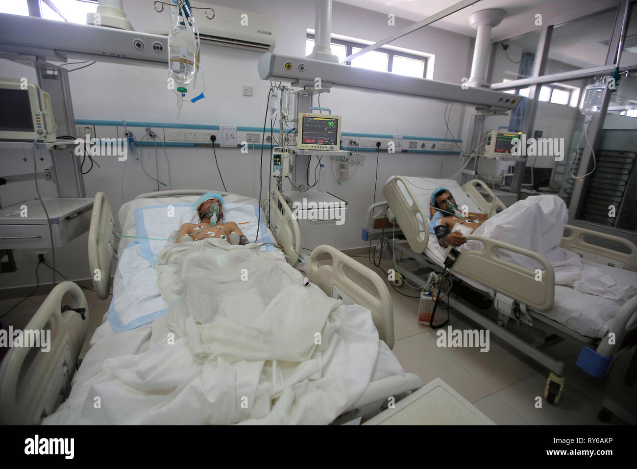 Sanaa, Yemen. Xii Mar, 2019. Uomini yemeniti ricevono il trattamento da ferite subite durante un aria riportati di colpire in un ospedale. Secondo le Nazioni Unite, una 48-ora periodo scioperi ucciso 22 persone, tra cui una dozzina di bambini, all' inizio di questa settimana. Credito: Hani Al-Ansi/dpa/Alamy Live News Foto Stock