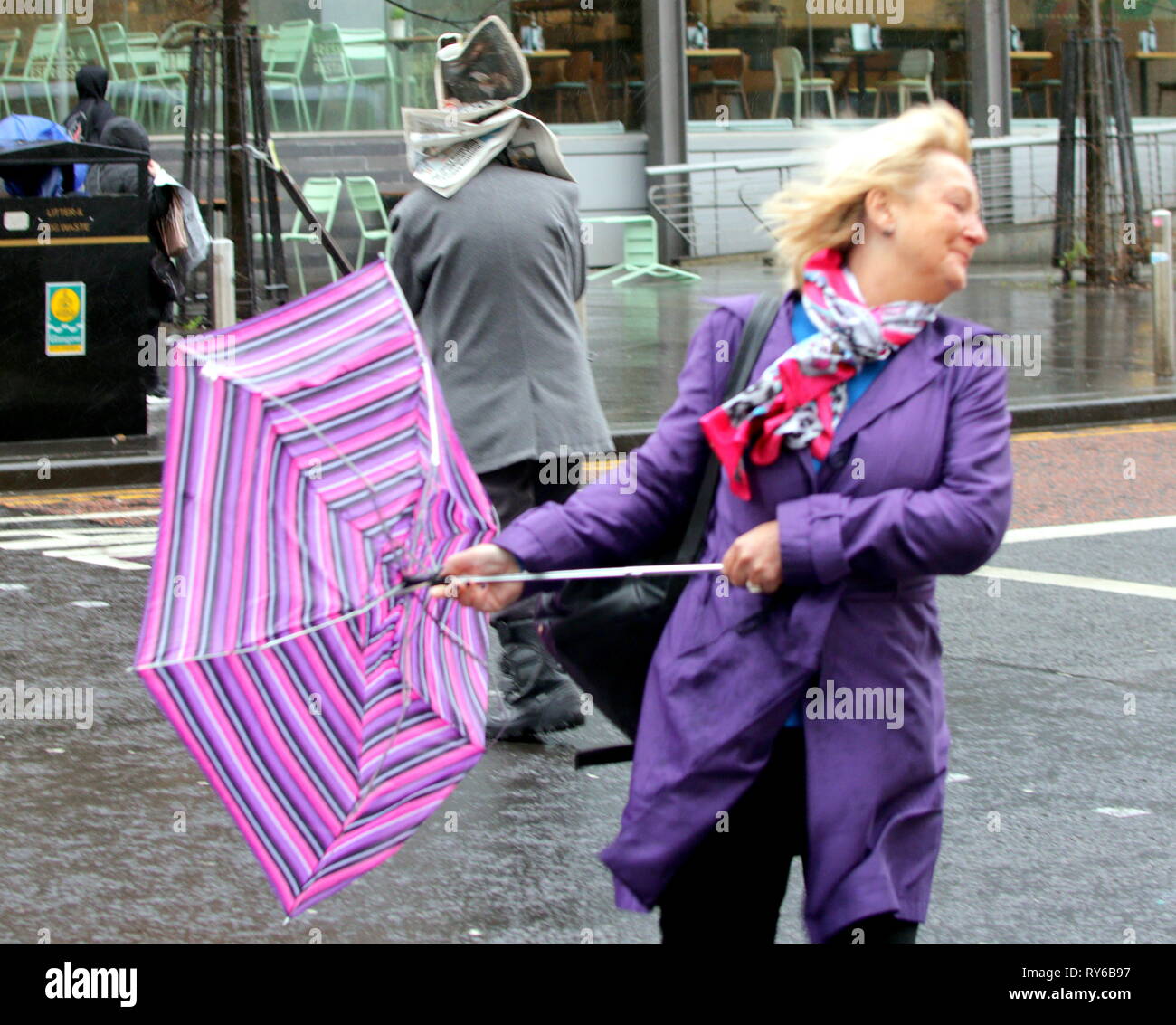 Glasgow, Scotland, Regno Unito, 12 marzo, 2019 UK Meteo: Tempesta Gareth soffia un hooley appariva come forti cadute di pioggia e vento forte come il tuono la pioggia ha colpito il centro della città e la west end questo pomeriggio. Credito traghetto Gerard/Alamy Live News Foto Stock