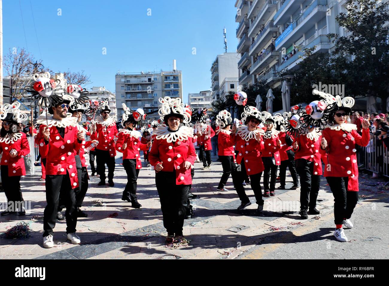 Atene, Grecia. Decimo Mar, 2019. La gente vestita come arlecchini sono visti durante la sfilata.Ogni anno molte persone provenienti da tutta la Grecia si riuniscono a Patrasso per godere della grande sfilata di carnevale. Credito: Helen Paroglou SOPA/images/ZUMA filo/Alamy Live News Foto Stock