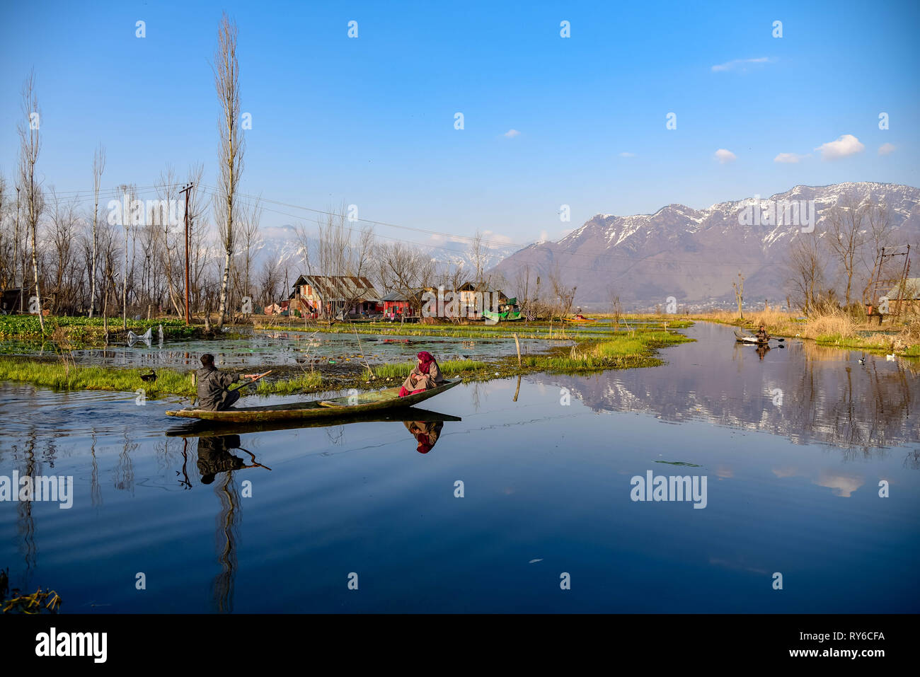 Srinagar, Jammu e Kashmir in India. Xii Mar, 2019. Un barcaiolo del Kashmir visto il canottaggio la sua barca in interni di Dal lago durante una giornata di sole in Srinagar.Kashmir è stata divisa tra India e Pakistan dal loro partizione e indipendenza dalla Gran Bretagna nel 1947. La zona contesa è rivendicato in pieno da entrambi i lati, che hanno combattuto tre guerre su di esso. Credito: Idrees Abbas SOPA/images/ZUMA filo/Alamy Live News Foto Stock