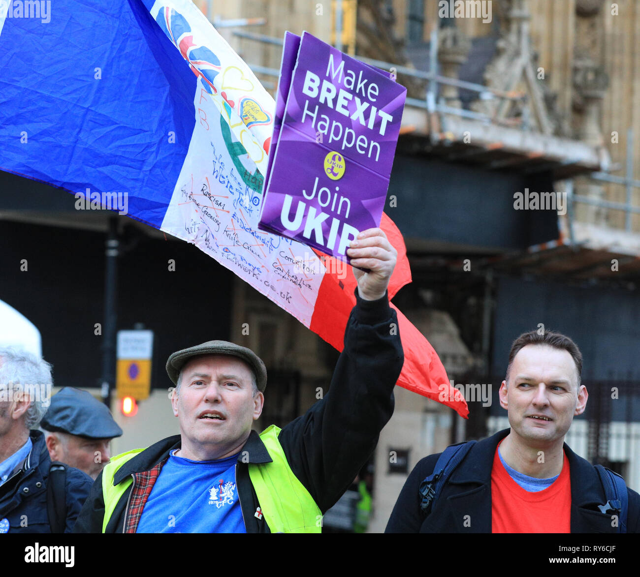 Westminster, Londra, Regno Unito. Xii Mar, 2019. Pro Brexit e Anti Brexit sostenitori protesta al di fuori della sede del parlamento di Westminster oggi, il giorno che ha una significativa "voto" in Parlamento su Theresa Maggio Brexit della trattativa prevista per la sera. Credito: Imageplotter/Alamy Live News Foto Stock