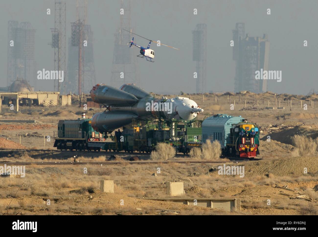 Baikonur in Kazakhstan. Xii Mar, 2019. Il russo Soyuz MS-12 rocket è trasportato dal treno per il lancio al cosmodromo di Baikonur Marzo 12, 2019 di Baikonur in Kazakhstan. La spedizione 59 equipaggio: Nick aia e Christina Koch della NASA e Alexey Ovchinin di Roscosmos lancerà 14 marzo per un periodo di sei-e-un-metà mese missione sulla Stazione spaziale internazionale. Credito: Planetpix/Alamy Live News Foto Stock