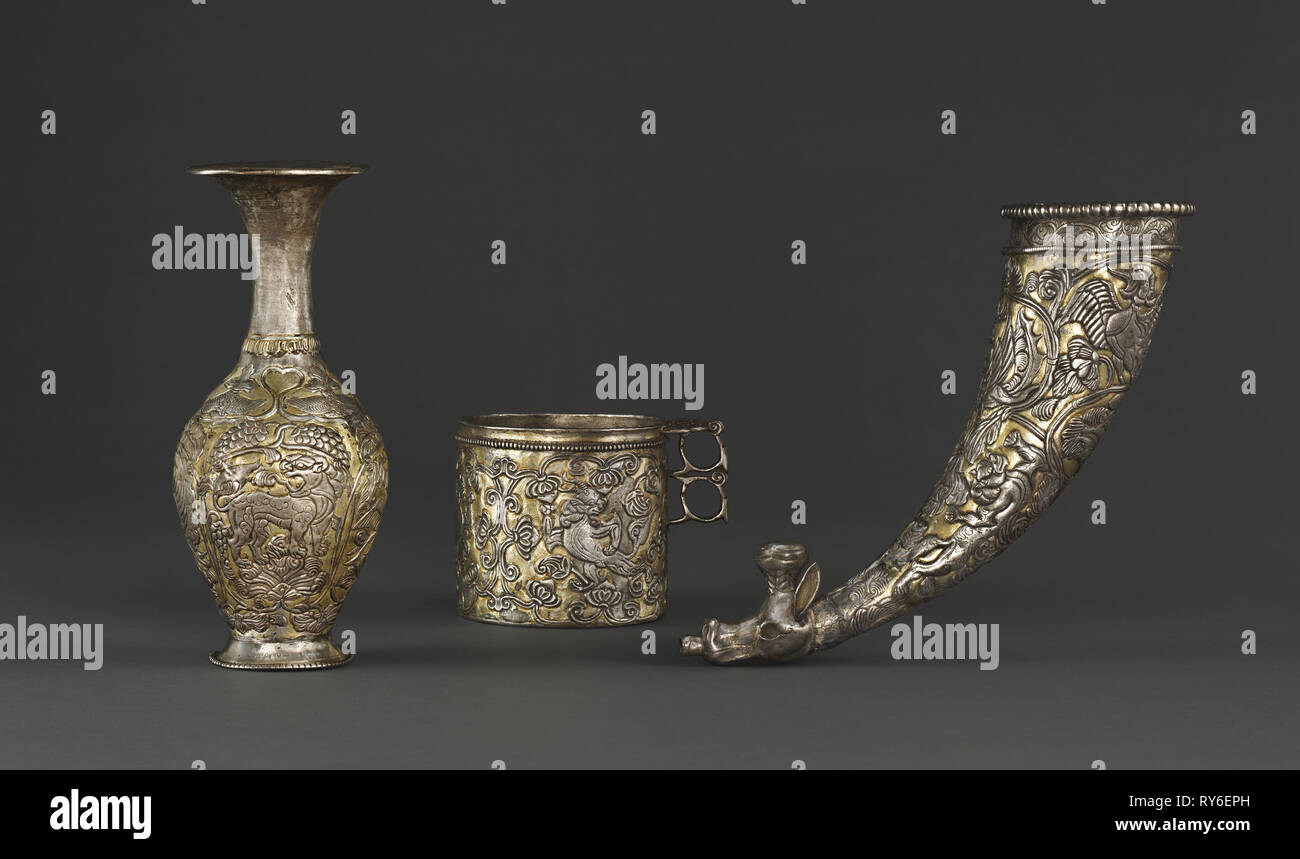 Vasi d'argento, c. 700. Asia centrale o il Tibet, inizi VIII secolo. Argento con doratura; complessivo: 22,9 cm (9 in Foto Stock