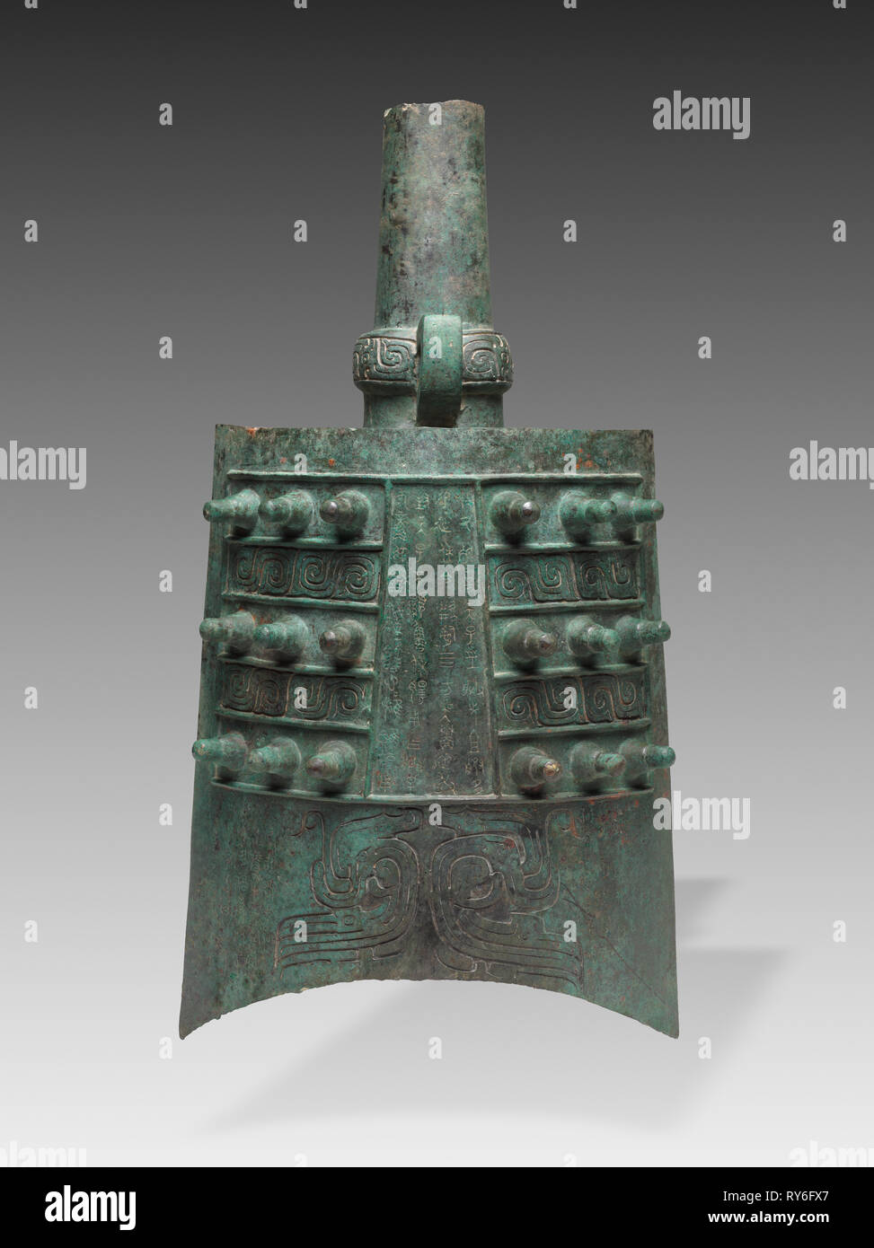 Campana (Lai Zhong), c. 800-700 A.C. Cina, provincia di Shaanxi, Meixian, Western dinastia Zhou (c. 1046-771 BC). Bronzo; complessivo: 70,3 x 37 x 26,6 cm (27 11/16 x 14 9/16 x 10 1/2 in Foto Stock