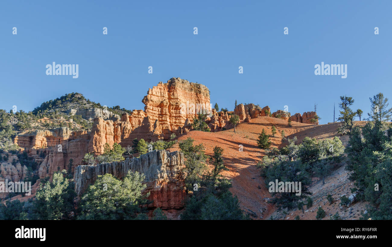 Esplorare le hoodoos di Red Canyon e la sua Claron Limstone formazioni rocciose. Guidare il percorso migliore per il Parco Nazionale di Zion, Parco Nazionale di Bryce Canyon e Foto Stock