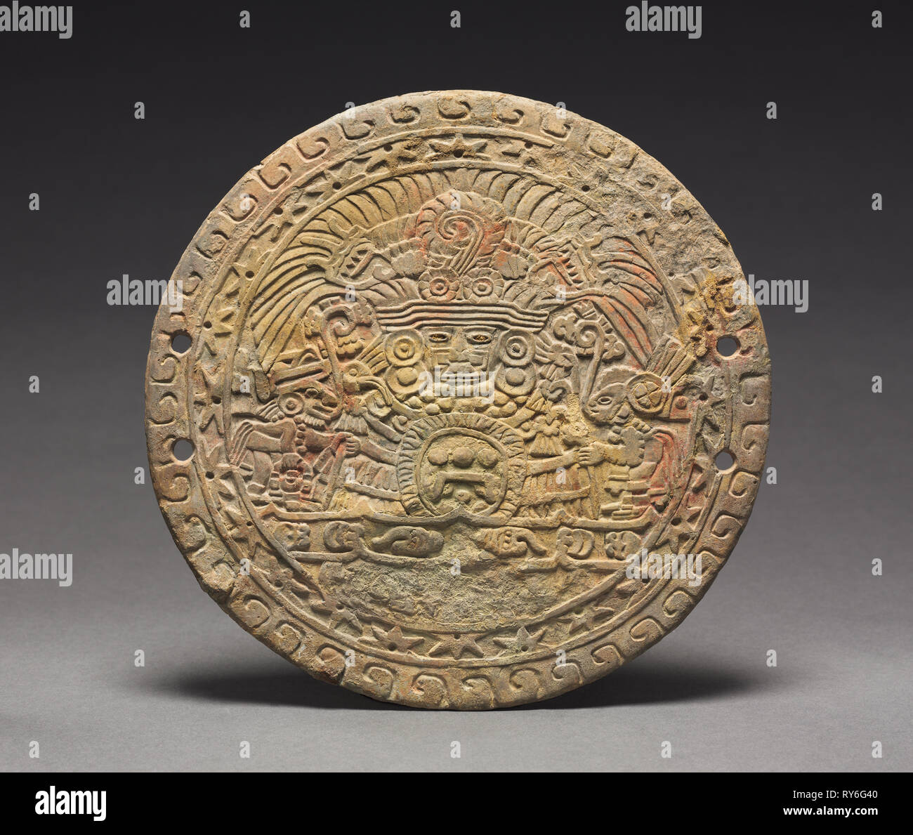 Torna a specchio con grande Dea, 400-550. Guatemala(?), Escuintla, Teotihuacán stile, periodo classico. Ardesia, pigmento; altro lato originariamente intarsiato con lucidato a specchio di pirite; complessivo: 20,1 x 0,2 cm (7 15/16 x 1/16 in Foto Stock
