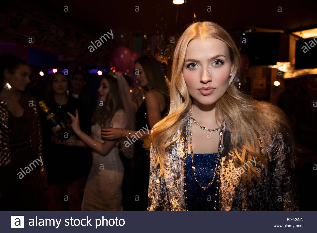 Ritratto fiducioso giovane donna in discoteca Foto Stock