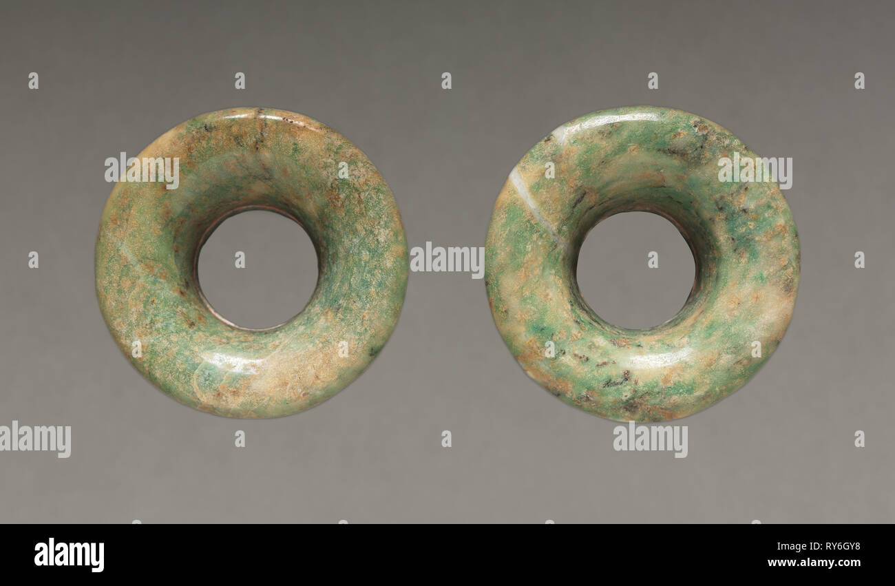 Coppia di ornamenti dell'orecchio, 150-200. Messico centrale, Stile Teotihuacán, periodo classico. Jadeite-albitite(?); diametro: 5,6 cm (2 3/16 in.); complessivo: 2,4 cm (15/16 in Foto Stock