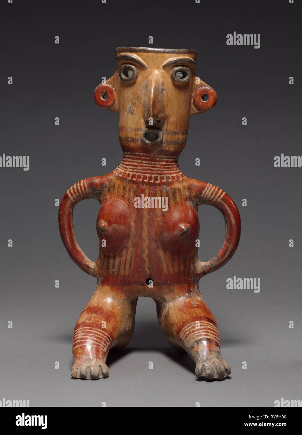 Seduto figura femminile, 100 BC - 300. Messico, Jalisco, Zacatecas stile. In ceramica con brunita, colorata scivola, resist patterning, ed eventualmente post-pittura a fuoco; complessivo: 36,5 x 22 x 15,5 cm (14 3/8 x 8 11/16 x 6 1/8 in Foto Stock