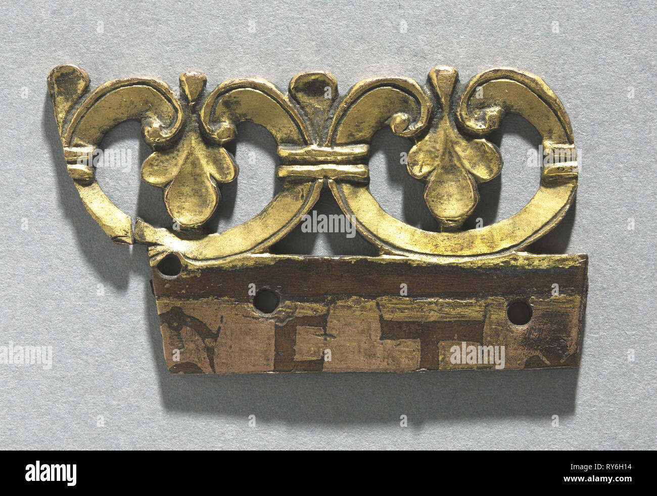 Frammento di una cresta ornamentali da un reliquiario Santuario, c. 1165-1180. Mosan, VALLE MOSANA, Maastricht?, periodo gotico del XII secolo. Rame dorato, émail brun (smalto marrone); COMPLESSIVAMENTE: 5,5 x 3,1 cm (2 3/16 x 1 1/4 in Foto Stock