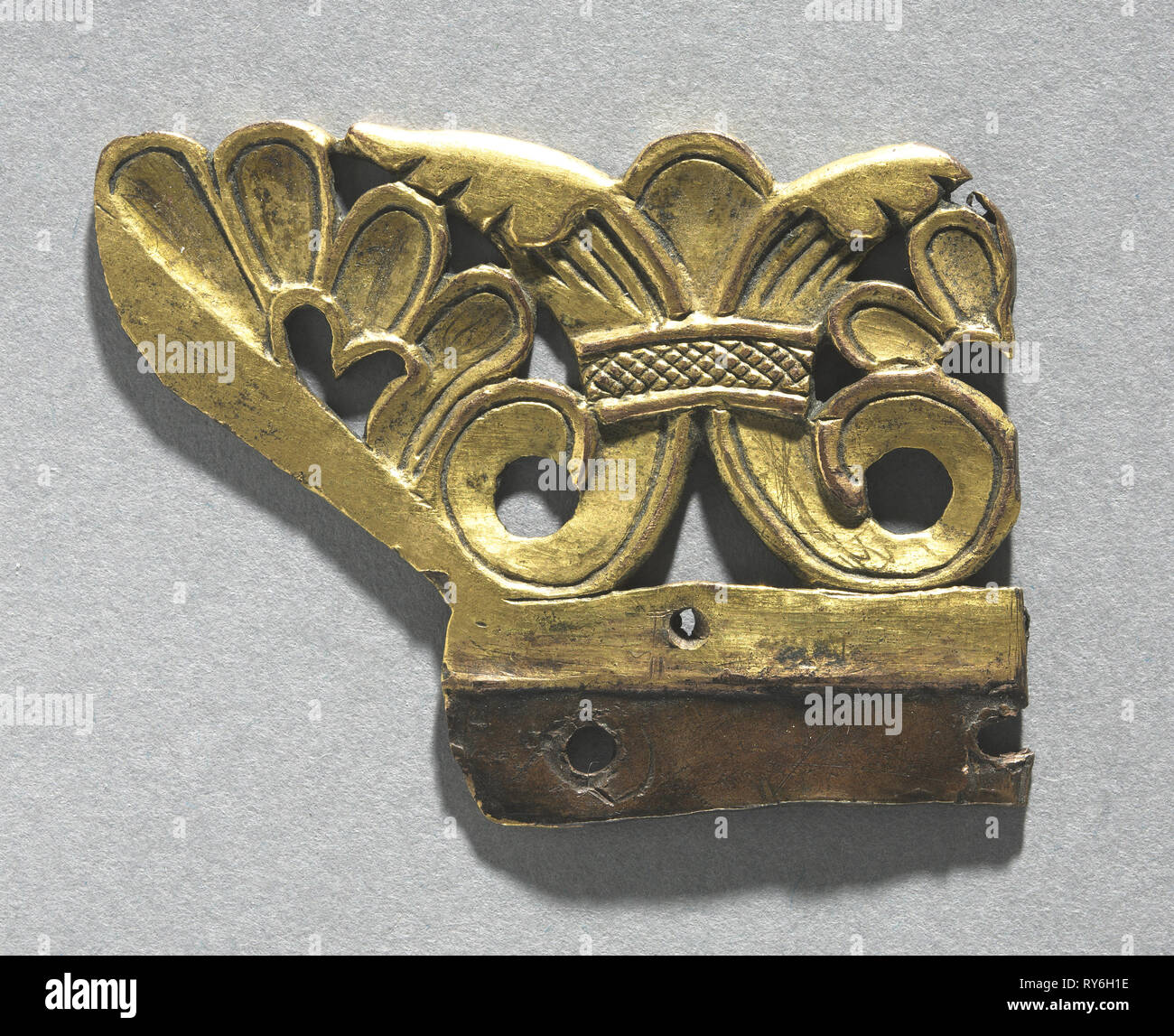 Frammento di una cresta ornamentali da un reliquiario Santuario, c. 1165-1180. Mosan, VALLE MOSANA, Maastricht?, periodo gotico del XII secolo. Rame dorato, émail brun (smalto marrone); complessivo: 5.3 x 4.2 cm (2 1/16 x 1 5/8 in Foto Stock