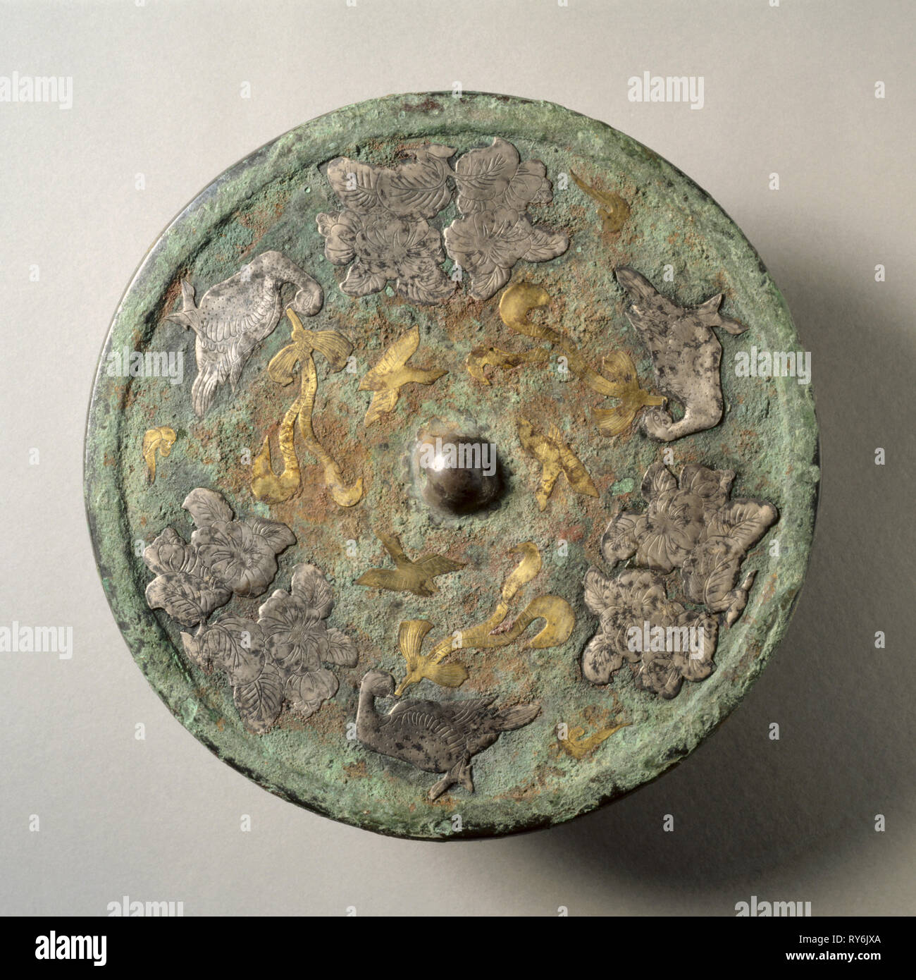 Specchio con fiori e uccelli in oro e argento ritagli su una base di lacca, metà VIII secolo. Cina, dinastia Tang (618-907). Bronzo con oro e argento ritagli; diametro: 16.8 cm (6 5/8 in.); complessivo: 0,9 cm (3/8 in.); RIM: 0,4 cm (3/16 in Foto Stock