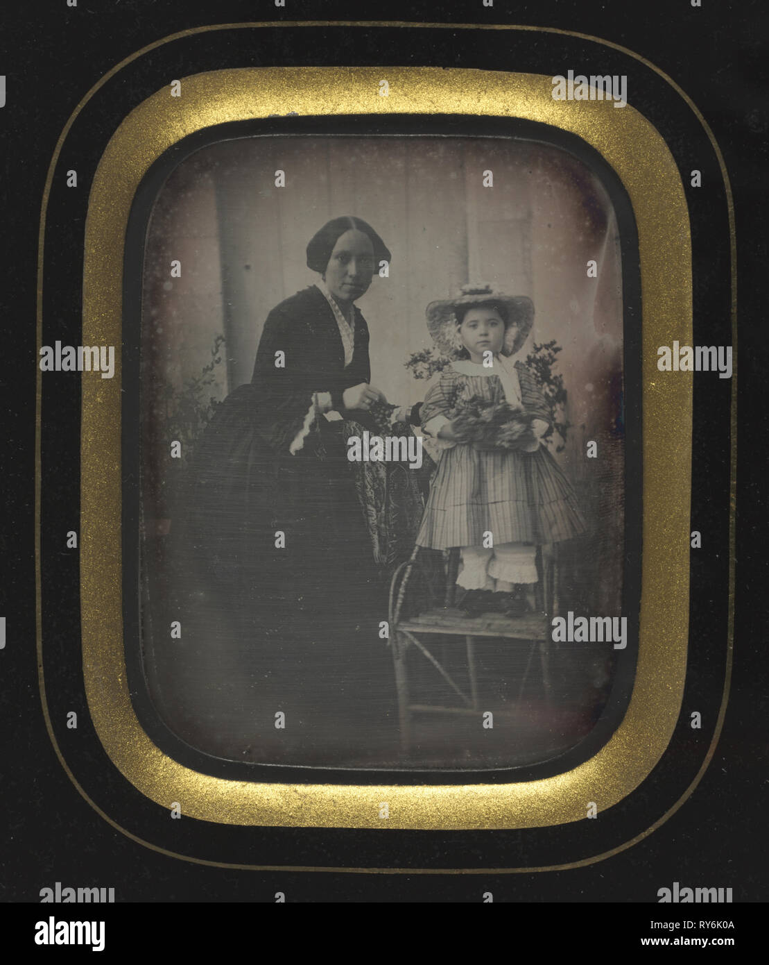 Bambino in piedi su una sedia tenendo i fiori con la madre, c. 1855. Fotografo non identificato. Daguerreotype, quarter-piastra; immagine: 9.2 x 7.1 cm (3 5/8 x 2 13/16 in.); incorniciato: 15,4 x 12,7 cm (6 1/16 x 5 in.); mascherino: 45,7 x 35,6 cm (18 x 14 Foto Stock