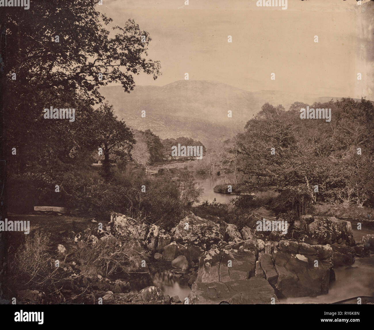 Vista da prato, Dennicanniby, 1870s. Vernon Heath (British, 1819-1895). Stampa di carbonio; immagine: 58,5 x 72,5 cm (23 1/16 x 28 9/16 in.); mascherino: 81,3 x 96,5 cm (32 x 38 Foto Stock