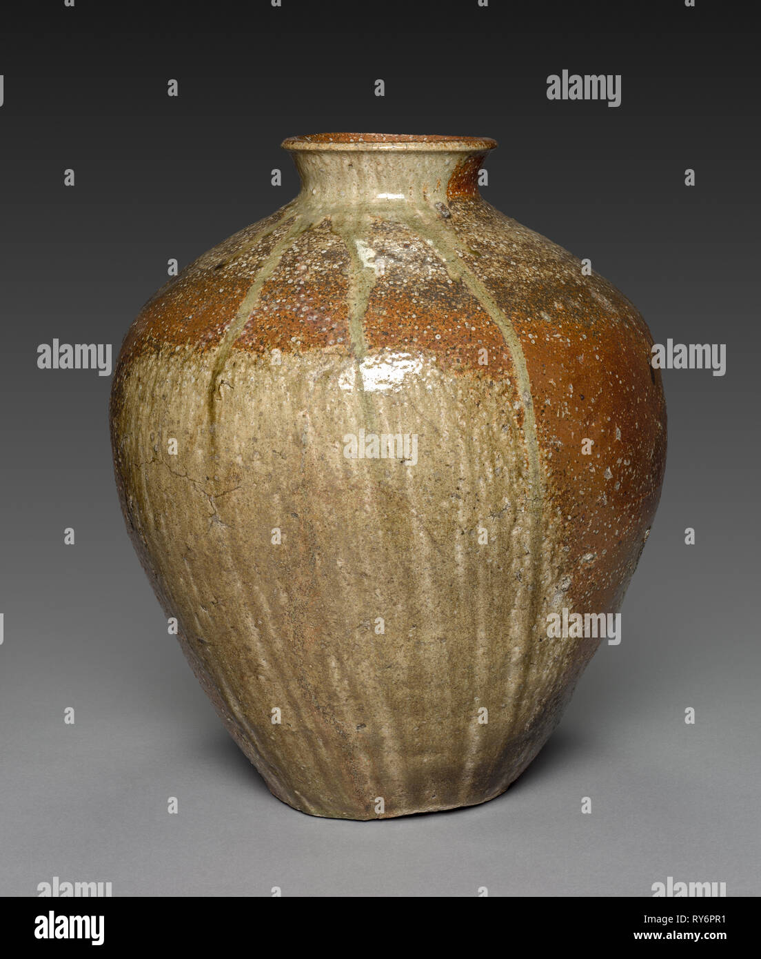 Vaso di archiviazione (tsubo), tardo XV secolo. Giappone, periodo Muromachi (1392-1573). Grès naturale con smalto di cenere (Shigaraki ware); diametro: 43 cm (16 15/16 in Foto Stock