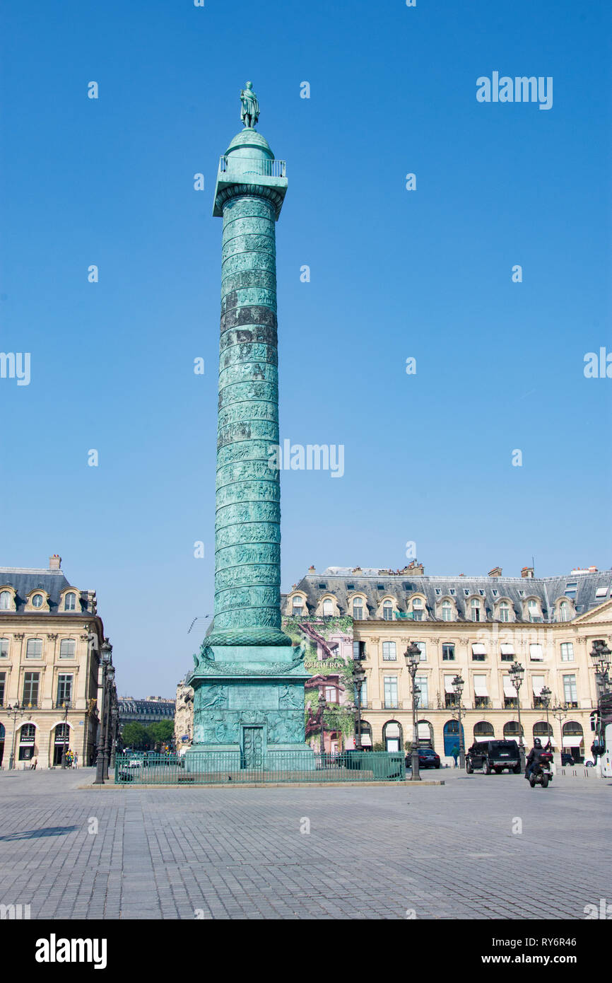 Colonna architettonica sulla via della città contro il cielo chiaro durante la giornata di sole Foto Stock
