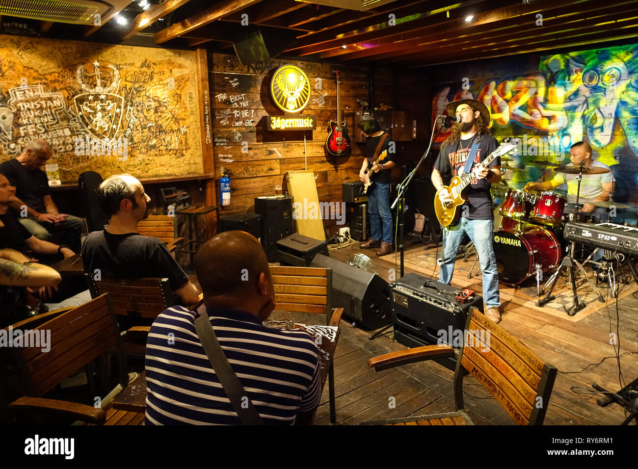 American rock band di eseguire presso il Crazy Elephant, un rustico bar e club a Clarke Quay - Singapore Foto Stock