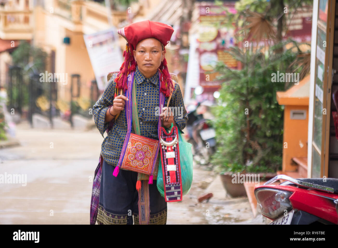 Grave donna in abiti tradizionali - da Red Dzao hill tribe - SAPA, Vietnam Foto Stock