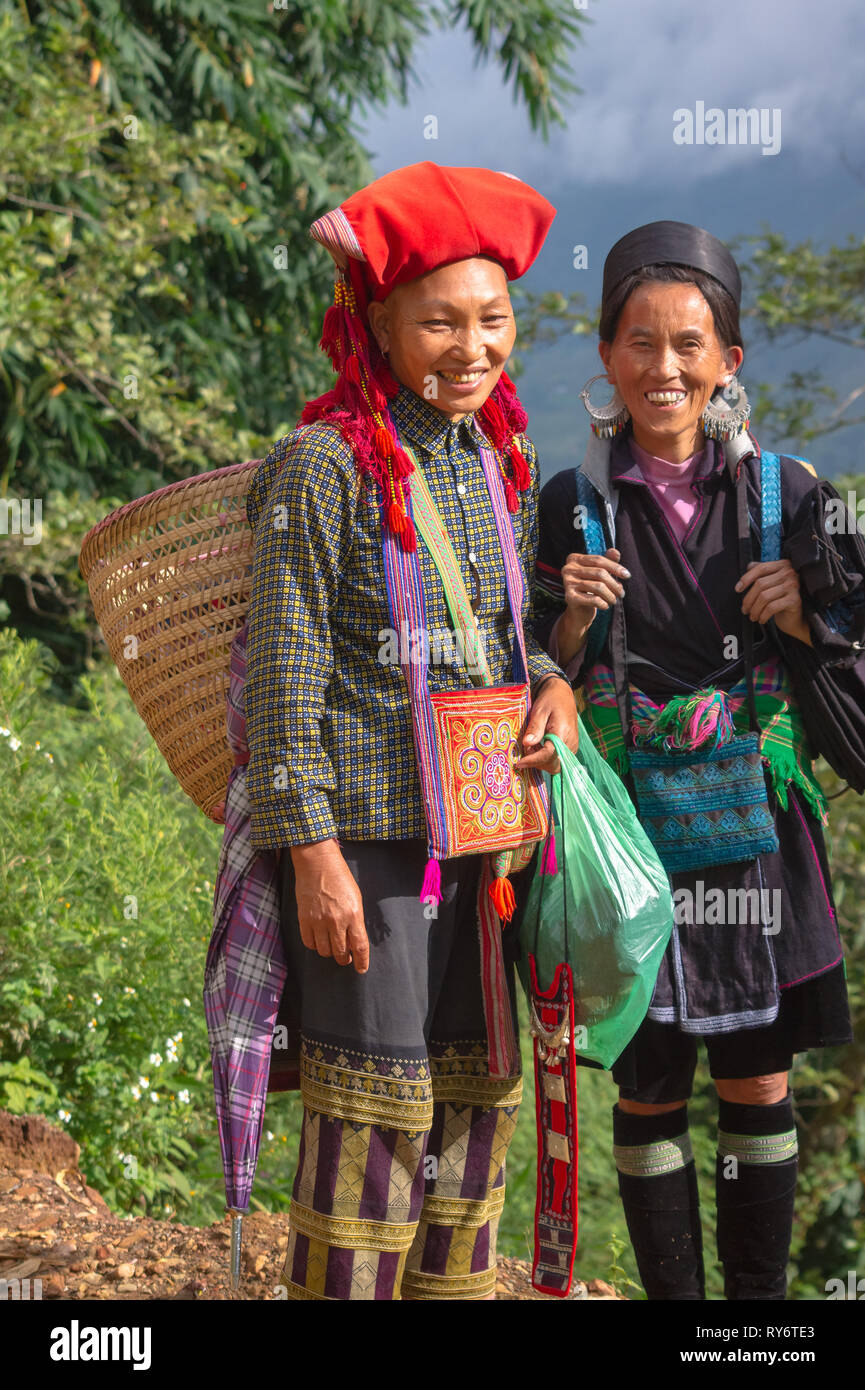 Sorridenti donne native da Red Dzao tribù della collina e Nero - Hmong SAPA, Vietnam Foto Stock