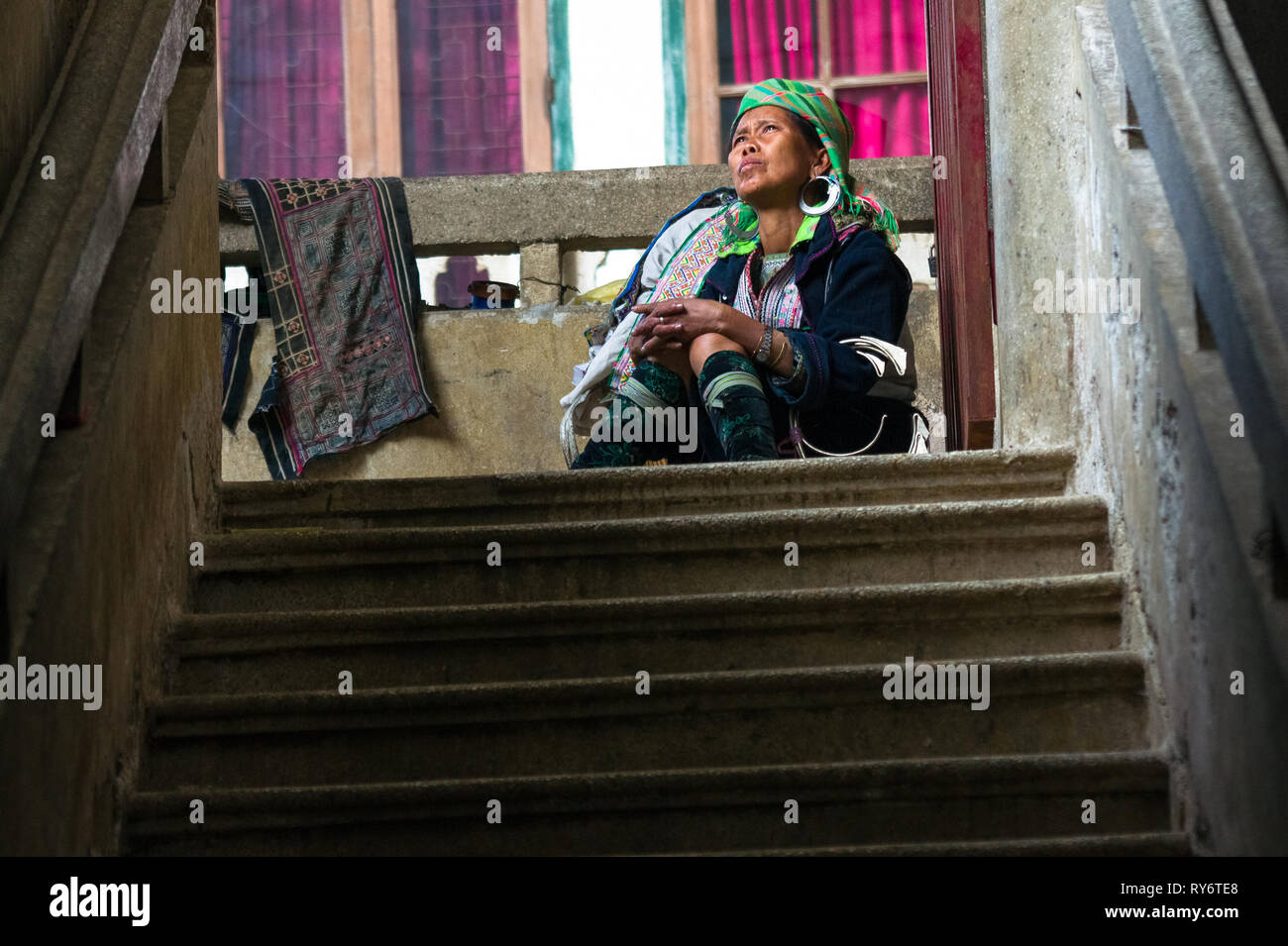 Grave donna Hmong in vecchia scalinata - SAPA, Vietnam Foto Stock