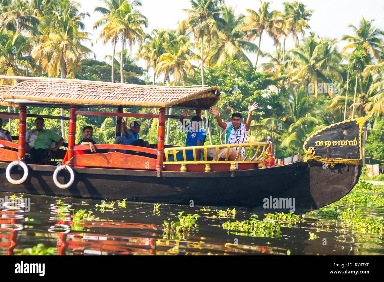 Gentile Indian Guide Turistiche sventolata dalla barca tradizionale su Kerala Backwaters, - cochin, India Foto Stock