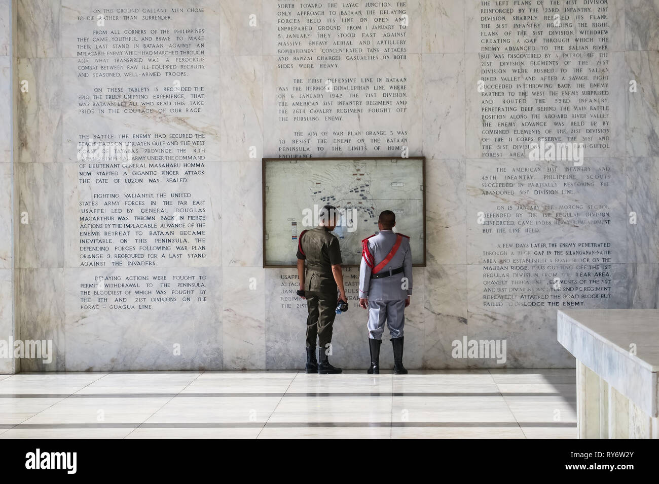 Ufficiali militari discutendo battaglia mappa sulla parete a monte Samat, Bataan - Filippine Foto Stock