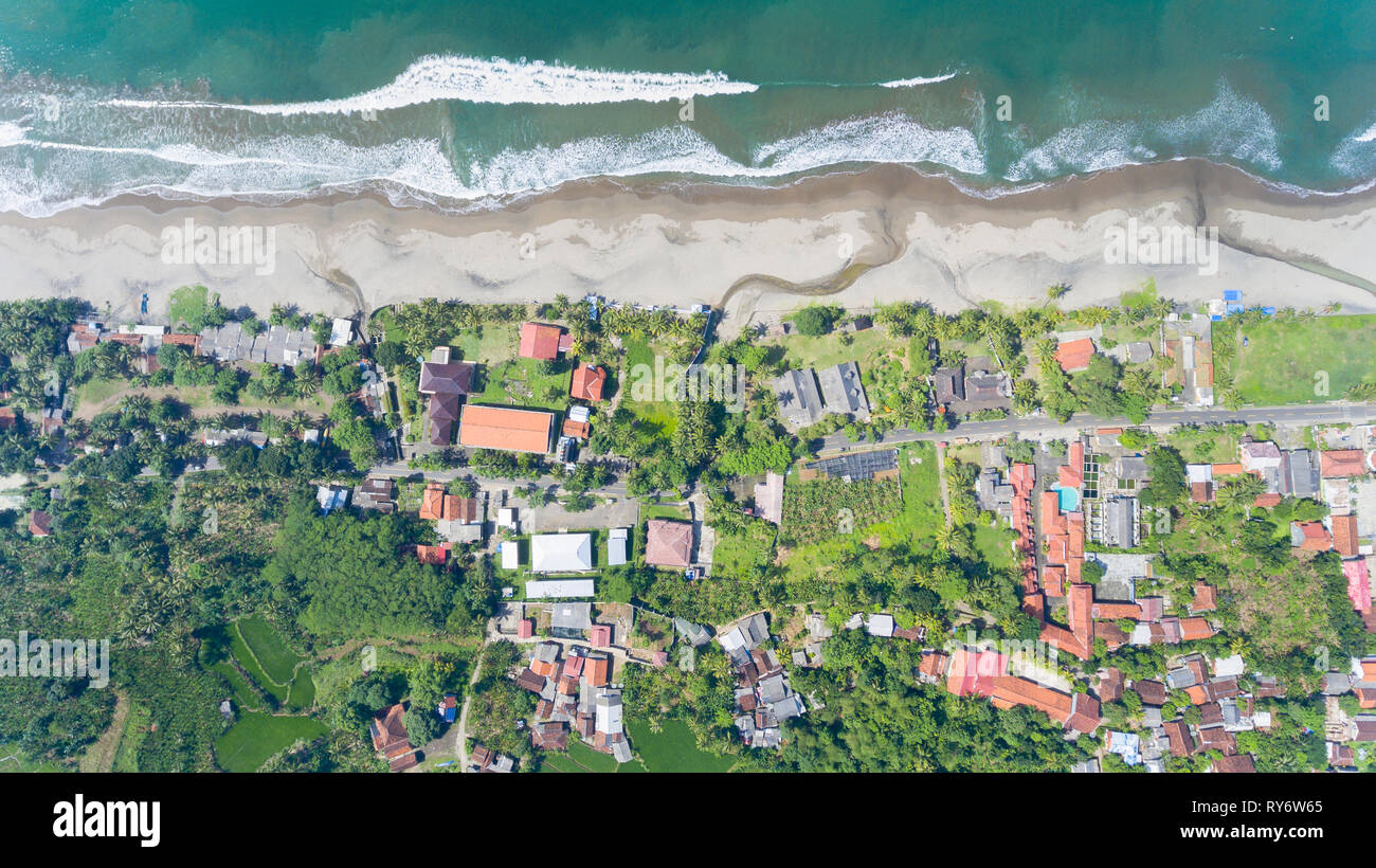 Vista panoramica della spiaggia di onde, alberghi, ville e altre proprietà Foto Stock