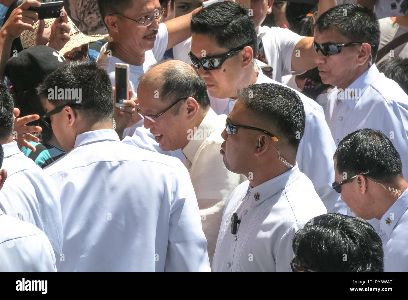 Benigno Aquino III, il quindicesimo presidente delle Filippine, saluta i membri del pubblico con il servizio segreto - monte Samat, Bataan - Filippine Foto Stock