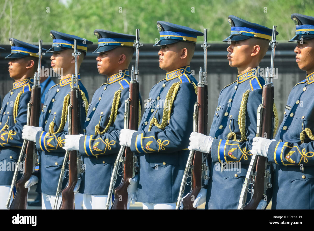 Colore degli ufficiali di guardia con fucili a 74Bataan Giorno Anniversario - Capas Santuario, Tarlac, Filippine Foto Stock