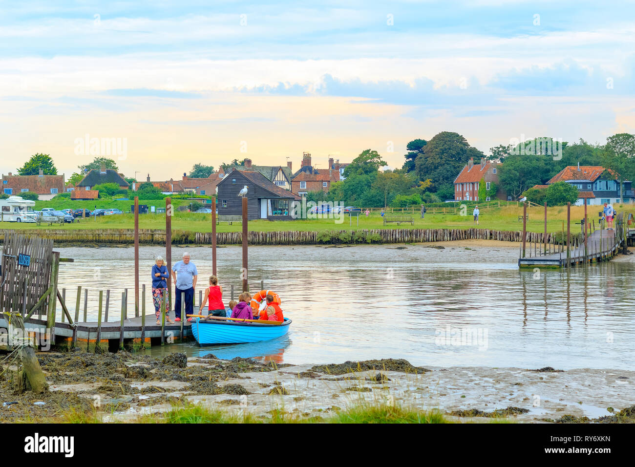 Suffolk, Regno Unito - 8 settembre, 18 - i turisti di salire a bordo della barca a remi operante attraverso il Fiume Blyth da Southwold a Walberswick nella contea di Suffolk Foto Stock