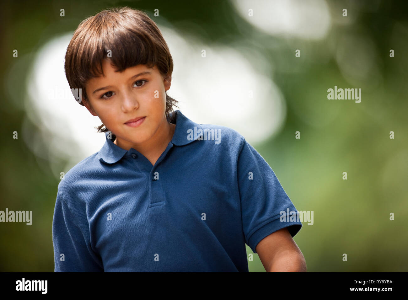 Ritratto di ragazzo che indossa un blue Polo shirt. Foto Stock