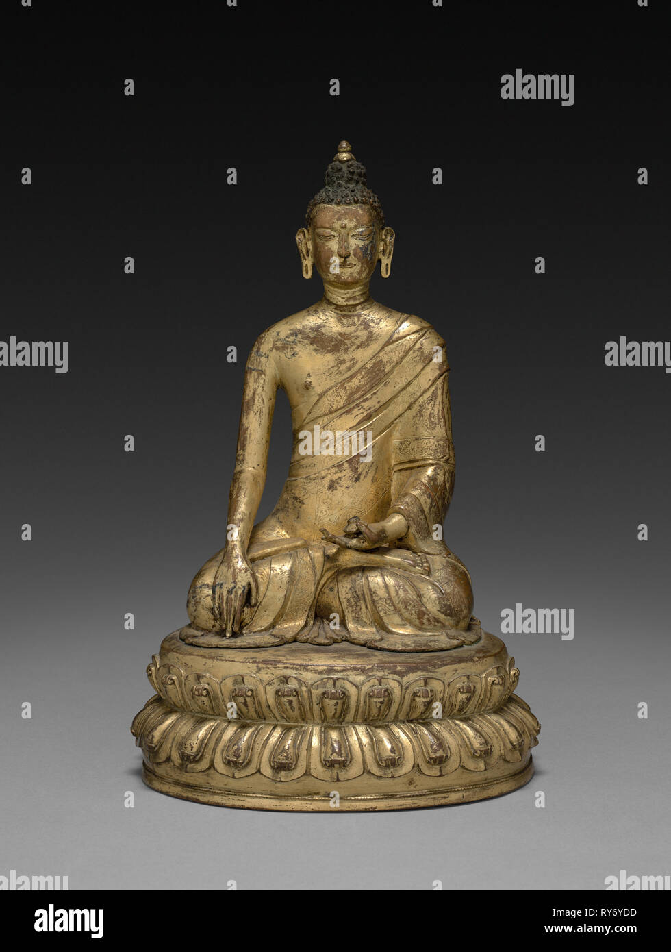 Buddisti trionfa sulla tentazione, c. 1300-1320. Cina, dinastia Yuan (1271-1368). In bronzo dorato; complessivo: 28,6 cm (11 1/4 in Foto Stock