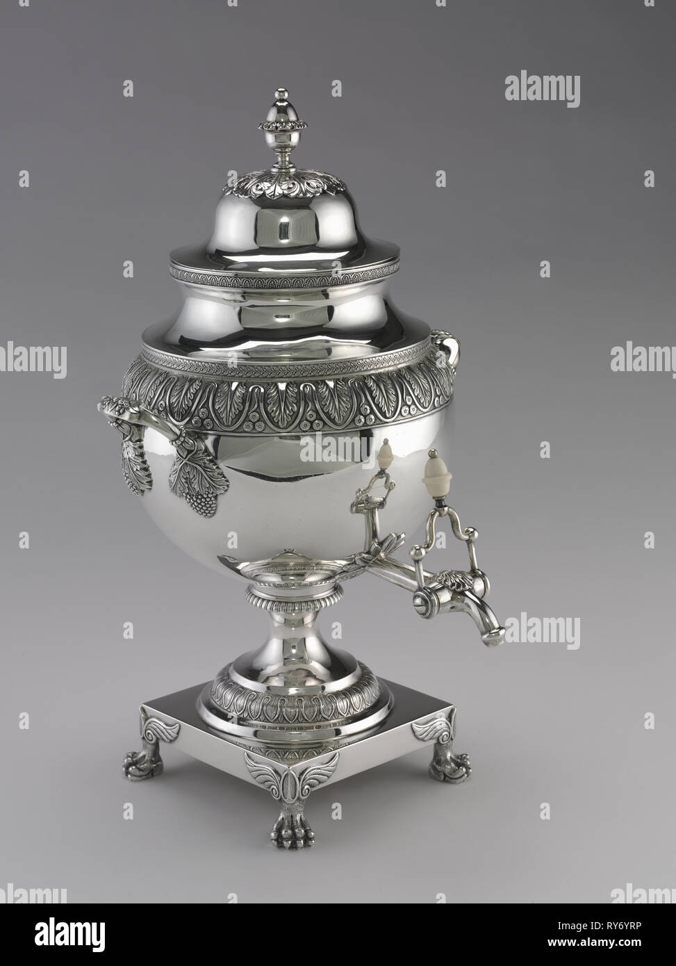 Urna di tè, 1811-1825. Harvey Lewis (American, 1835). Argento; complessivo: 39,4 x 25,4 cm (15 1/2 x 10 in Foto Stock