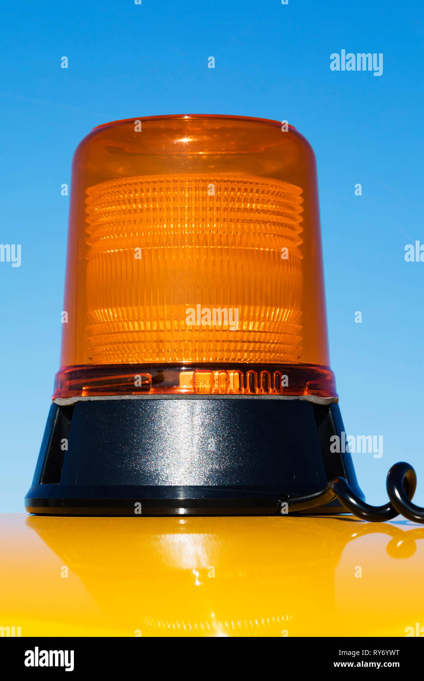Lampeggiante magnetico arancione di occlusione faro su un luminoso giallo  sul tetto del veicolo Foto stock - Alamy