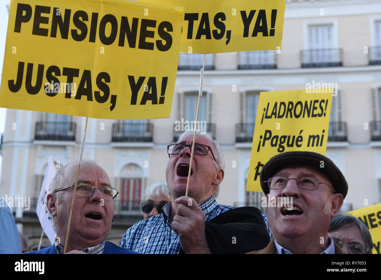 I pensionati sono visti tenendo cartelloni mentre gridando slogan durante la protesta. Circa 300 pensionati riuniti presso Puerta del Sol di Madrid chiedono al governo spagnolo un aumento per le loro pensioni e di protesta contro i tagli nei servizi pubblici. Foto Stock