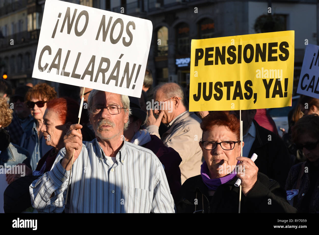 I pensionati sono visti tenendo cartelloni durante la protesta. Circa 300 pensionati riuniti presso Puerta del Sol di Madrid chiedono al governo spagnolo un aumento per le loro pensioni e di protesta contro i tagli nei servizi pubblici. Foto Stock